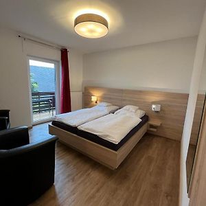 Zimmer mit Kingsize-Bett